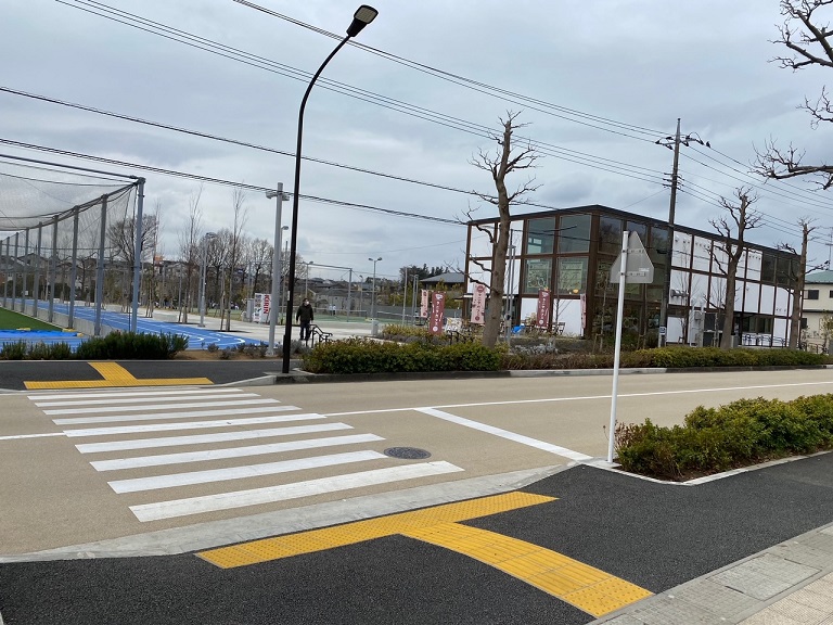 ▲公園を抜けて、横断歩道を渡った右側に見えるのが「タニタカフェ 南町田グランベリーパーク鶴間公園店」です