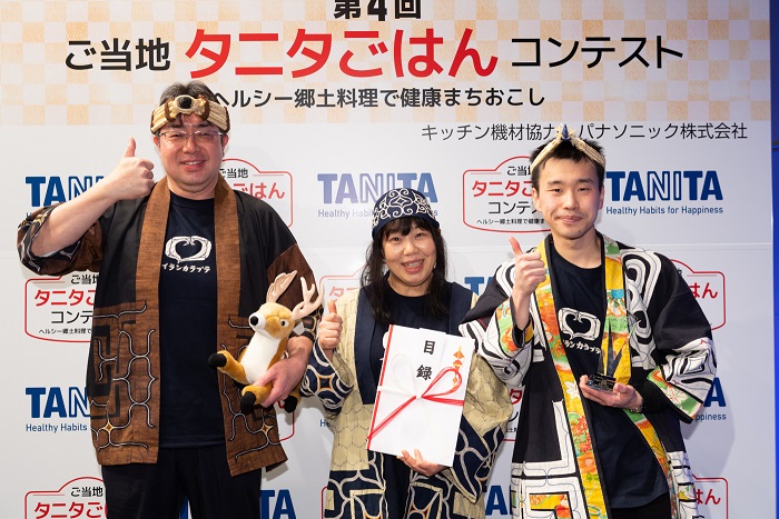 アイヌ民族衣装に身を包みインタビューに応じる（左から）東定利さん、髙橋千恵さん、吉田善哉さん