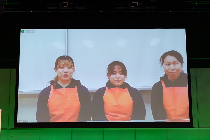 ウェブ会議システムを活用して広島から受賞式に臨む（左から）金城命さん、足達陽菜さん、中藪宏美さん